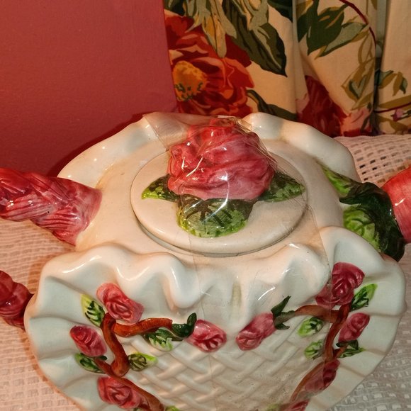 VTG. PINK AND WHITE FLORAL HAND PAINTED HEART SHAPED PINK ROSES CERAMIC TEA POT - Picture 7 of 9